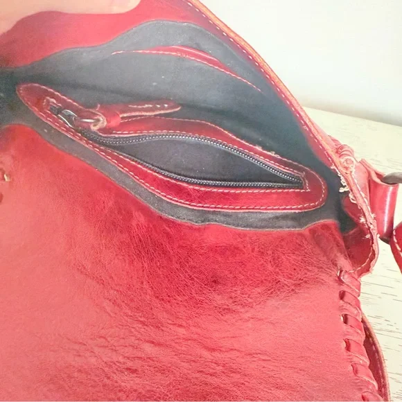 $245 Bed Stu Half Moon Scarlet Red Leather Crossbody Purse Magnetic Close Tassel - Picture 8 of 9